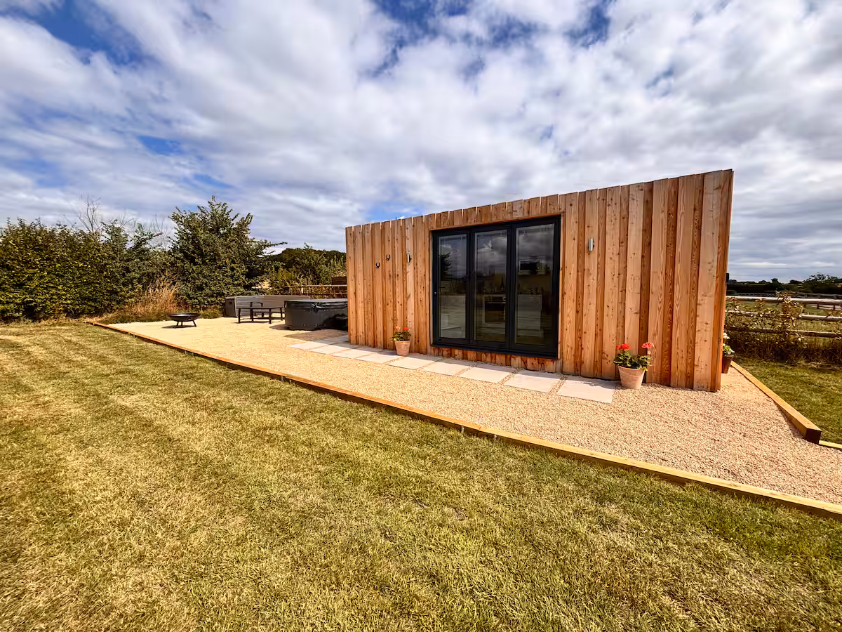 Shepherd hut with hot tub – The Willows Hut